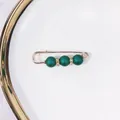 Eleganter goldener Sicherheitsnadel-Broschen-Pin mit dunkelgrünen Perlen und Glitzersteinen - 5cm / Dunkelgrün Stil (R-11)