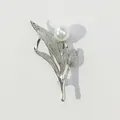 Eleganter silberfarbener Vintage-Blumen-Brosche mit weißer Perle, modisches Accessoire. - Blattstil (A1-53) / Silber