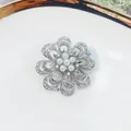 Eleganter Blumen-Brosche aus Silberlegierung mit Kristallen und weißen Perlen für Damen. - Überlappender hohler Sieben-Perlen-Blütenstil (A13-15)