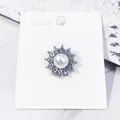 Elegante broche met parel en strass voor truien en vesten op een kaart. - Zonnebloem Stijl / Zilver