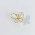 Eleganter goldener Schmetterlings-Schalclip mit weißen Katzenaugensteinen und Strass. - LI-13 Gold Schmetterling Katzenauge Stein