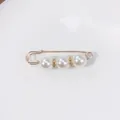 Eleganter goldfarbener Sicherheitsnadel-Broschen mit weißen Perlen und Strass-Abstandshaltern. - 5,7 cm / Weißer Kunstperlenstil (R-18)