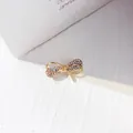 Élégante mini broche en forme de nœud doré avec des strass clairs pour vêtements femme - Style Nœud Papillon (A15-91)