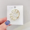 Eleganter goldener Perlen-Brosche aus Legierung mit glitzernden Strasssteinen auf Karte - Halbkreis-Stil (A12-25)
