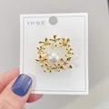Eleganter Broschen-Kranz aus Goldlegierung mit zentraler weißer Perle und Kristallen - Blumenkranz-Stil (A12-26)