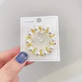 Eleganter runder Perlenbroschen aus Legierung mit goldenen Blättern auf Karte - Runder Kranz-Stil (A12-27)
