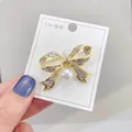 Eleganter goldener Schleifen-Broche mit klaren Strasssteinen und einer weißen Perle - Voll-Strass-Schleifen-Stil (A12-29)
