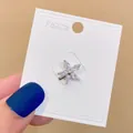Eleganter silberner Blumen-Anstecker mit funkelnden Kristallen auf Display-Karte - Silberne Schneeflockenblume (A-77)