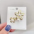 Eleganter goldfarbener Legierungsperlen-Broschenstift mit Blumen- und Schmetterlingsmotiv - Fünfblättrige Blume und Schmetterling Set-Stil (A12-33)