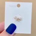 Funkelnde Kristall-Broschennadel in Schleifenform in Goldoptik für Cardigan - Goldene Schleife (A-78)