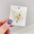 Eleganter goldener Broschen-Maiglöckchen aus Legierung mit Perlen auf einer Karte - Maiglöckchen-Stil (A12-34)
