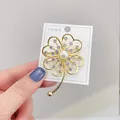 Eleganter vierblättriger Kleeblatt-Anstecker aus Goldlegierung mit Perle und Kristallsteinen - Vierblättriges Kleeblatt-Stil (A12-35)