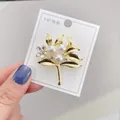 Eleganter goldener Blattzweig-Brosche mit weißen Perlen und funkelnden Kristallblumen - Blattzweig und kleine Blume-Stil (A12-36)
