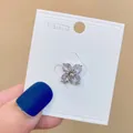 Eleganter vierblättriger Kleeblatt-Broschen-Pin mit funkelnden klaren Kristallen - Silver Four-petal Flower (A-81)