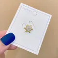 Eleganter goldener Schneeflocken-Broschenstift mit klaren Kristallen auf weißer Karte - Gold Snowflake (A-82)