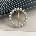 Eleganter runder goldener Schal-Clip mit grauen Perlen für stylische T-Shirt-Saumknoten - AS-101 / Goldbasis Graue Perle