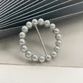 Eleganter runder Seidenschal-Clip mit grauen Perlen für T-Shirt-Knoten-Dekoration. - AS-102 / Silberbasis Graue Perle