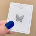 Eleganter silberner Schmetterlingsbrosche mit funkelnden Strasssteinen für Kleidung - Silver Butterfly (A-87)