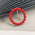 Eleganter runder Seidenschal-Ring mit glänzenden roten Perlen und edlem goldenem Finish. - A5-105 / Goldbasis Rote Perle