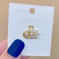 Eleganter goldener Schwanen-Brosche mit Strasssteinen auf Display-Karte - Gold Swan (A-88)