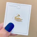 Eleganter goldfarbener Schwan-Brosche mit funkelnden Kristallen auf Display - Gold Rectangular Rhinestone Swan (A-90)