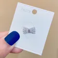 Eleganter silberner Schleifen-Broschen-Pin mit funkelnden Zirkonia-Steinen auf Karte - Silver Baguette Rhinestone Bow-tie (A-95)