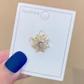Eleganter goldfarbener Kristall-Brosche Pin für die Dekoration von Damen-Strickjacken - Gold Radial Sun Flower (A-96)