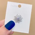Funkelnde Schneeflocken-Brosche mit Silber-Finish und klaren Kristallen für Damen - Silver Radial Sun Flower (A-97)