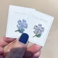 Detailansicht der eleganten Kupferbrosche mit lila Zirkonia-Blüten und grünem Blatt - Stil 9 Lila Blume