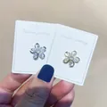 Detailansicht eleganter goldener und silberner Blumenbroschen mit Zirkon-Inlay - Stil 2 Fünfblättrige Blume / Gold
