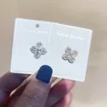 Detailansicht der Schmetterling-Zirkonia-Pins in Gold und Silber auf weißen Karten - Stil 3 Schmetterlingsförmig / Gold
