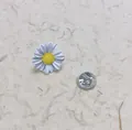 Cute white daisy enamel lapel pin with butterfly clutch backing for shirt collars - A9-91 / White