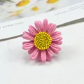Squisita spilla a margherita rosa piccola con centro giallo in stile minimalista - Pink (A14-103)