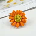 Minimalistische orangefarbene Gänseblümchen-Brosche mit mattem Finish für Mode-Accessoires - Orange (A14-104)