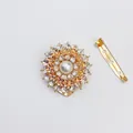 Eleganter goldener Blumenschal-Clip mit zentraler Perle und funkelnden Kristallen für Hemdknoten - Doppelschichtiger Perlenblumenstil (A13-109)