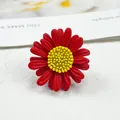 Eleganter roter Gänseblümchen-Broschenstift mit leuchtend gelber Mitte für Kleidung - Red (A14-106)