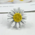 Incantevole piccola spilla a forma di margherita con petali bianchi e centro giallo brillante - White (A14-108)