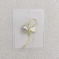 Eleganter goldener Schmetterling-Brosche mit Perle und weißen Muschelflügeln für Damen - Kreativer Schmetterlingsstil (A6-9)