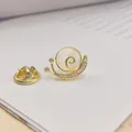 Eleganter vergoldeter Schnecken-Broche mit weißem Stein und Zirkon-Einlagen - Gold Schnecke Stil