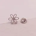 Eleganter silberner hohler Blumen Mini-Broschen-Pin zur Fixierung von Kleidung - Hohler Sechsblättrige Blume Stil (A11-112) / Silber