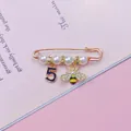 Elegante spilla da balia dorata con perle finte, ciondolo a ape e numero 5 pendente - Stile Numero 5 Ape / Oro