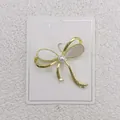 Eleganter minimalistischer goldener Schleifen-Brosche mit Perle auf weißer Karte - Eleganter Schleifenstil (A6-11)