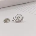 Eleganter silberner Schnecken-Pin mit Zirkonia-Besatz und weißem Cabochon-Stein - Silber Schnecke Stil