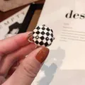 Eleganter schwarz-weißer Emaille-Schal-Clip mit Schachbrettmuster für Damenaccessoires - S