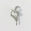 Eleganter Vintage Blumen-Brosche in Silber mit drei Perlen für Damenbekleidung - Drei-Perlen Blumenstil (A1-55)