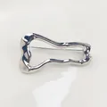 Minimalistische silberne geometrische Brosche mit unregelmäßigen Legierungslinien. - Typ n-4 / Silber