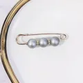 Eleganter Sicherheitsnadel-Brosche mit drei grauen Perlen und Strass - 7cm / Grauer Kunstperlenstil (R-3)