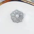Eleganter Blumen-Anstecker aus Legierung mit Kristall-Strass und einer Perle mittig - Hohlmuster Perlen-Blütenstil (A13-17)