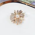 Eleganter goldener Blumen-Brosche-Anstecker mit Perle und glitzernden Kristallen - Radiales Gänseblümchen-Design (A13-18)