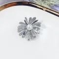 Eleganter Kristall-Gänseblümchen-Anstecker mit Perle und silberfarbenem Legierungsfinish - Mehrschichtiger überlappender Gänseblümchenstil (A13-19)